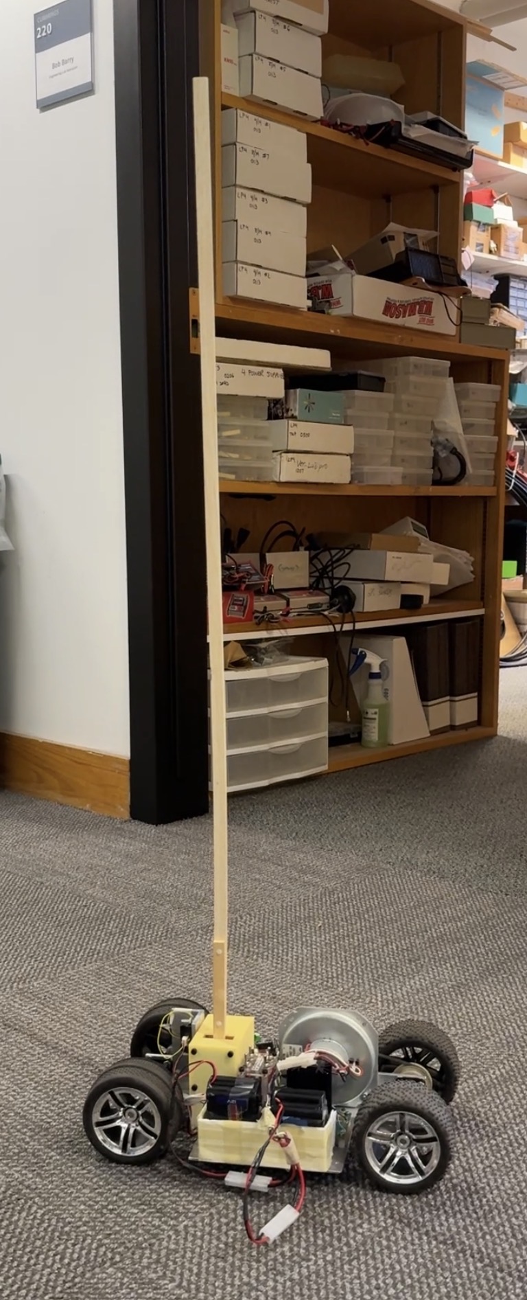 Feedback-controlled inverted pendulum car setup